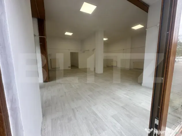 Spatiu comercial la cheie, de inchiriat, cu 2 intrari, Deva