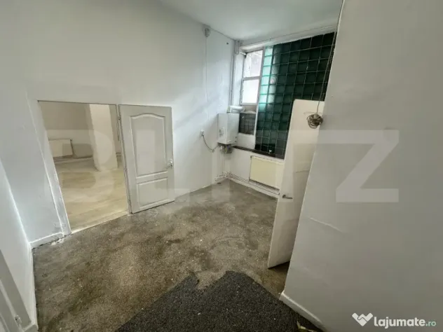 Spatiu comercial la cheie, de inchiriat, cu 2 intrari, Deva