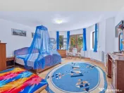 Vilă cu 6 dormitoare, 2 garaje, anexe multiple - 2076 mp... 