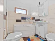 Vilă cu 6 dormitoare, 2 garaje, anexe multiple - 2076 mp... 