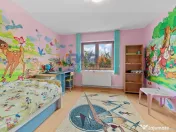 Vilă cu 6 dormitoare, 2 garaje, anexe multiple - 2076 mp... 