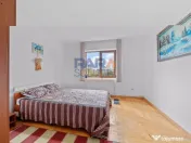 Vilă cu 6 dormitoare, 2 garaje, anexe multiple - 2076 mp... 