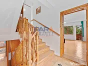 Vilă cu 6 dormitoare, 2 garaje, anexe multiple - 2076 mp... 