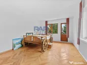 Vilă cu 6 dormitoare, 2 garaje, anexe multiple - 2076 mp... 