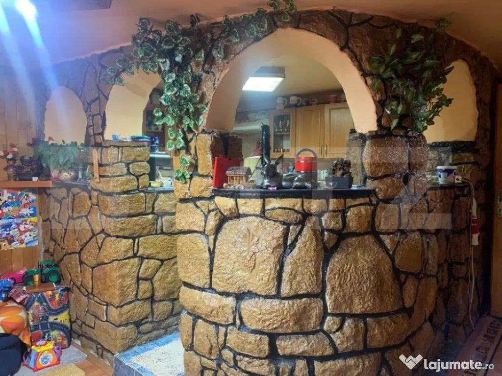 Casă individuală cu 5 camere și teren de 1231 mp în Suce