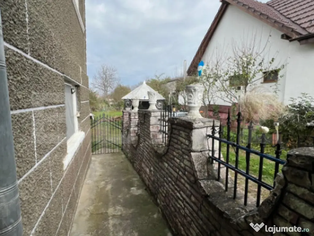 Casă individuală cu 5 camere și teren de 1231 mp în Suce