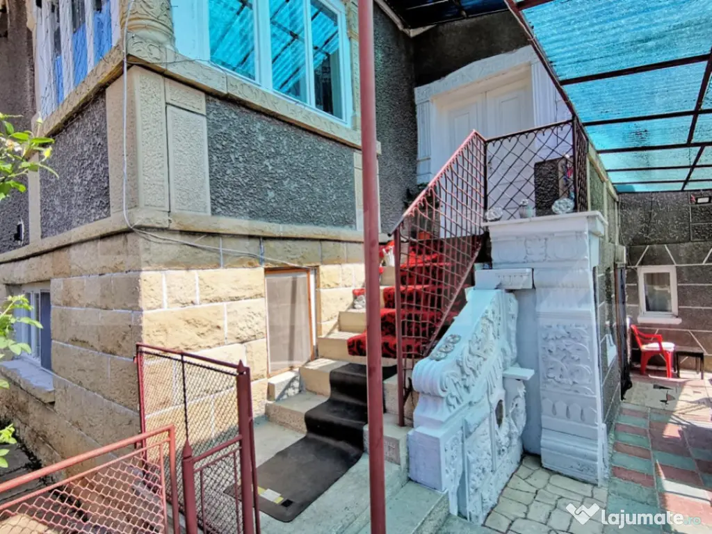 Casă individuală cu 5 camere și teren de 1231 mp în Suce