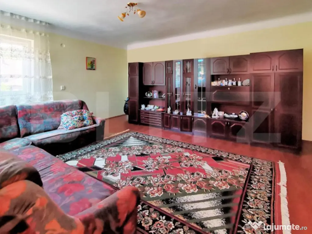 Casă individuală cu 5 camere și teren de 1231 mp în Suce