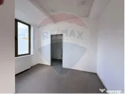 Birou luminos 70 mp în clădire modernă, zona Calea Dum...