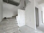 Jumatate de duplex de vanzare, Parter + Etaj, 5 camere si 2 bai, Sag 