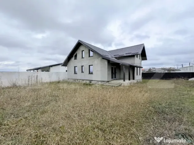 Casă modernă si spatioasa P+M in Vorovesti – finisaje la