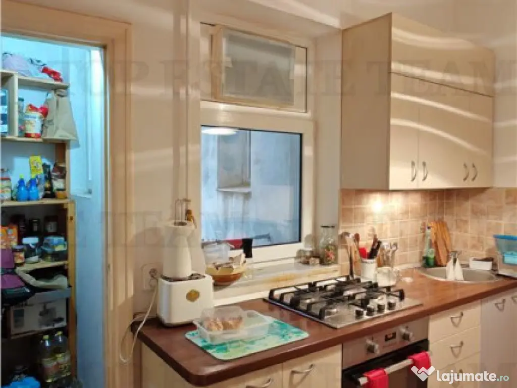 Apartament de 3 camere ultracentral, 2 intrari, lift cu acce