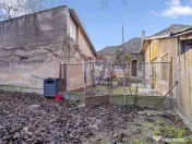 Casă de vanzare, pozitie excelenta, la intrare in Loc. G... 