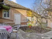 Casă de vanzare, pozitie excelenta, la intrare in Loc. G... 