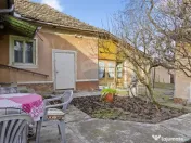 Casă de vanzare, pozitie excelenta, la intrare in Loc. G... 