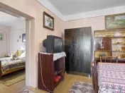 Casă de vanzare, pozitie excelenta, la intrare in Loc. G... 