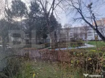 Apartament cu 3 dormitoare, 2 bai, boxa mare, parter inalt,