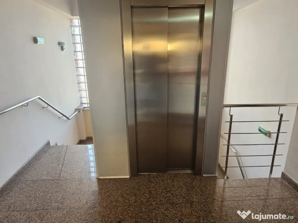 Hotel de vanzare , D+P+MZ+5