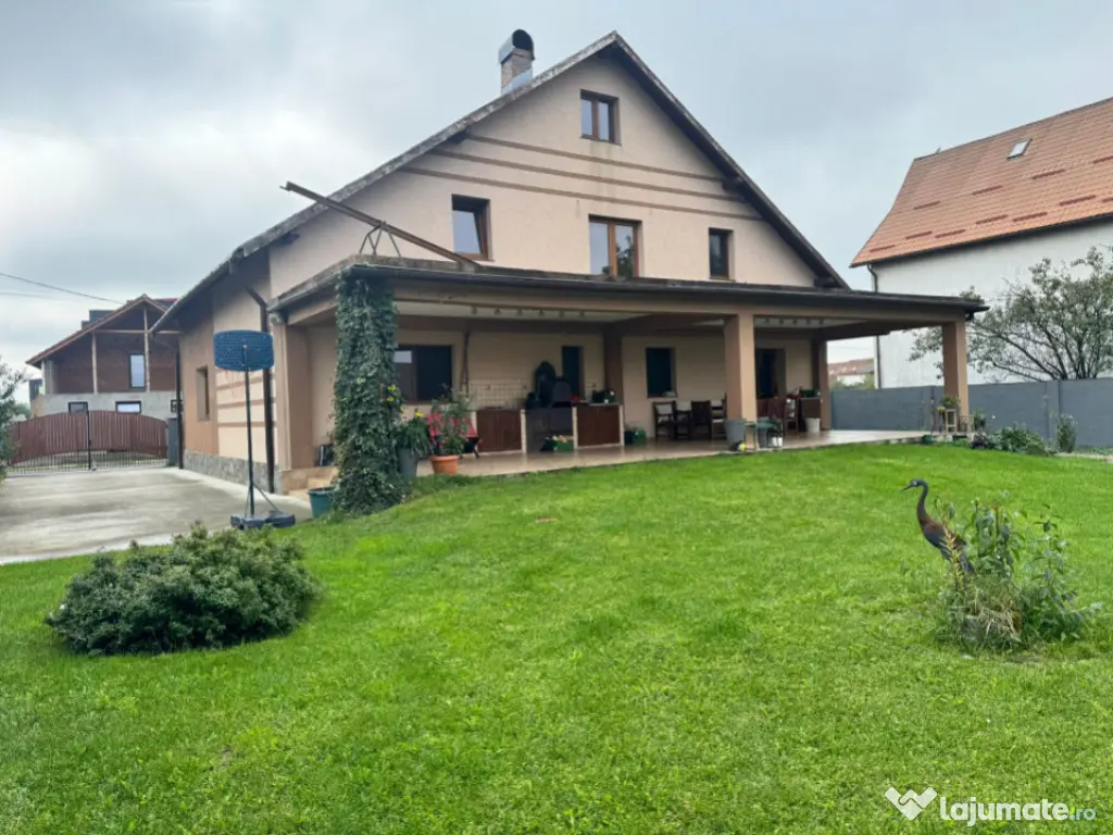 Casă superbă spatioasa intr-o zona linistiota aproape de o