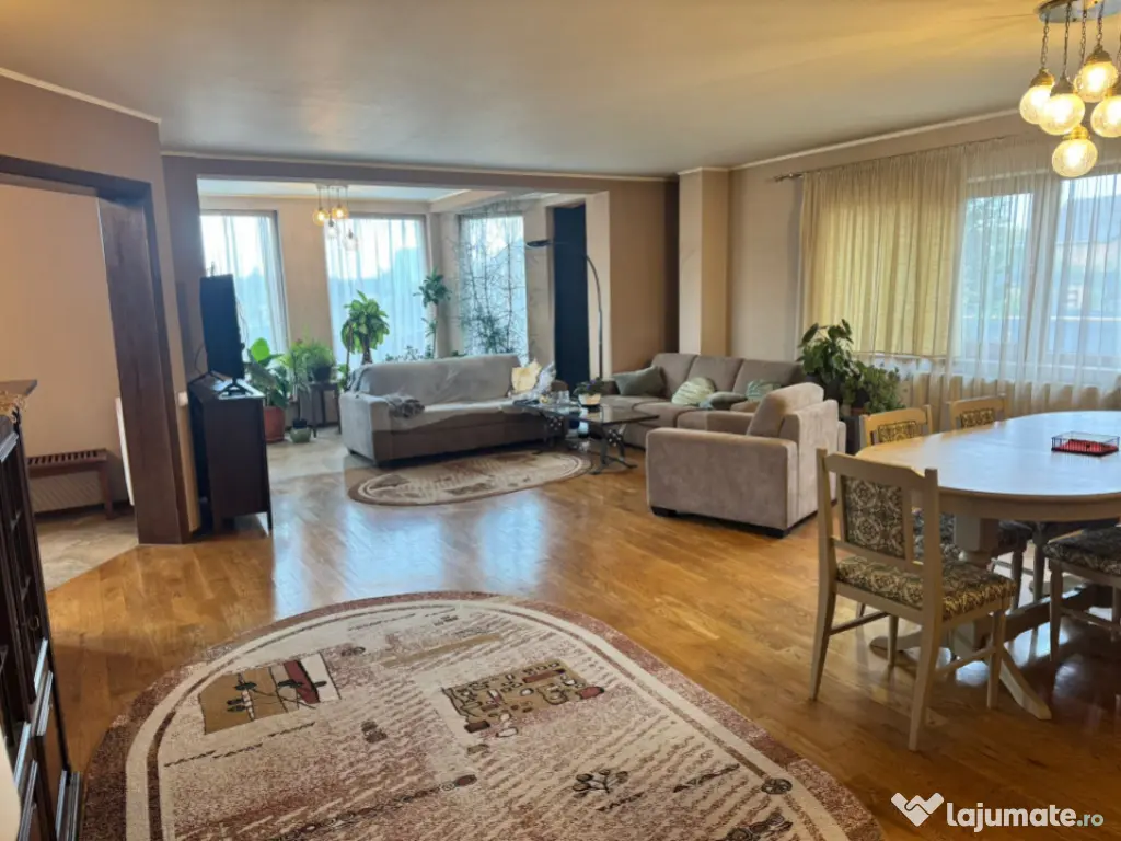 Casă superbă spatioasa intr-o zona linistiota aproape de o