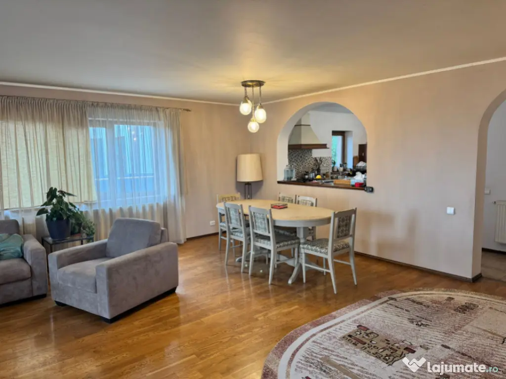 Casă superbă spatioasa intr-o zona linistiota aproape de o