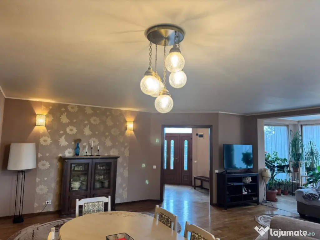 Casă superbă spatioasa intr-o zona linistiota aproape de o