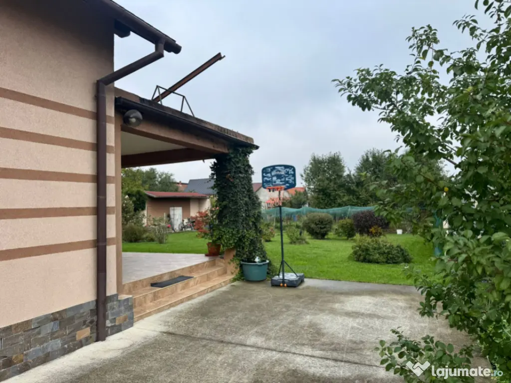 Casă superbă spatioasa intr-o zona linistiota aproape de o