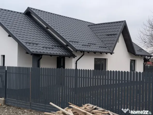 Casa Lilieci 3 dormitoare 2 băi, terasa + beci, canalizare