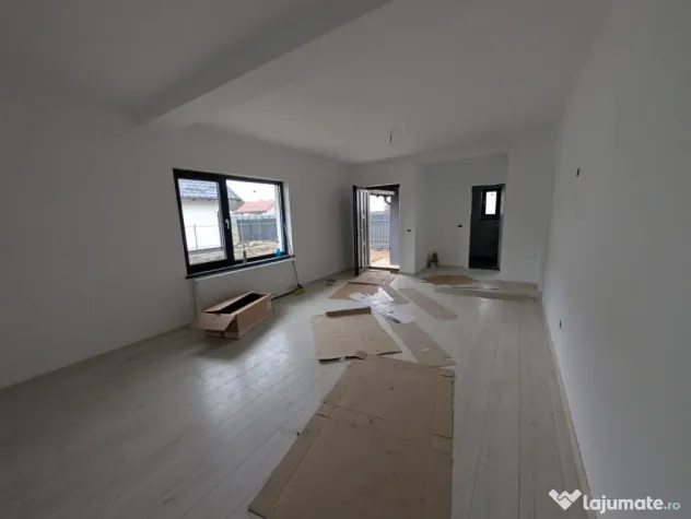 Casa Lilieci 3 dormitoare 2 băi, terasa + beci, canalizare