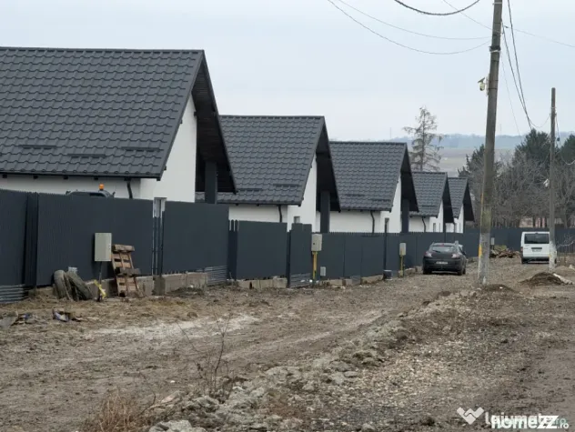 Casa Lilieci 3 dormitoare 2 băi, terasa + beci, canalizare