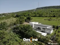 Casă sustenabilă 196 mp cu design futurist, în natură, m