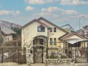 Casă / Vilă cu 4 camere de vânzare în zona Tractorul 