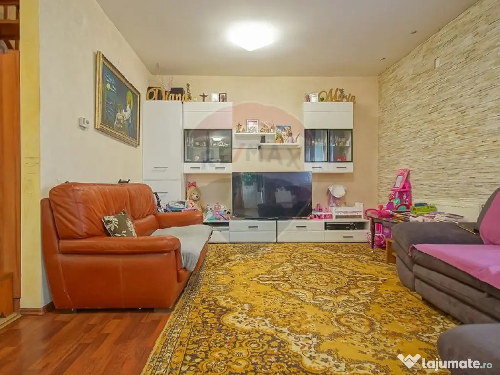 Casă / Vilă cu 4 camere de vânzare în zona Tractorul