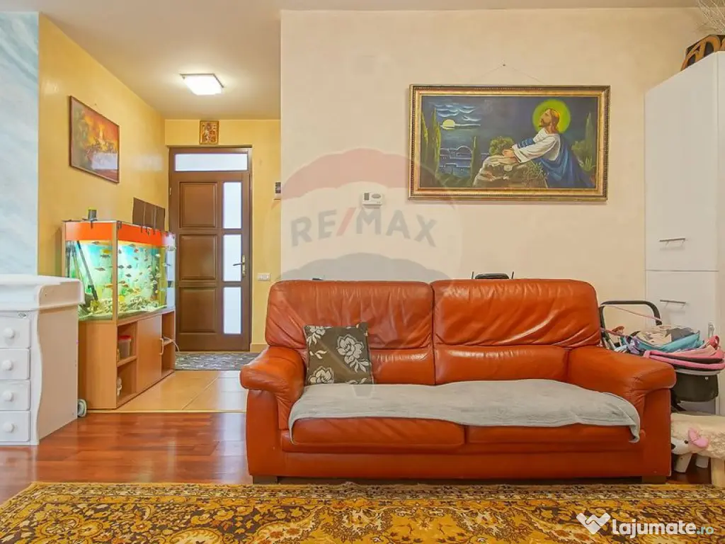 Casă / Vilă cu 4 camere de vânzare în zona Tractorul