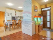 Casă / Vilă cu 4 camere de vânzare în zona Tractorul 