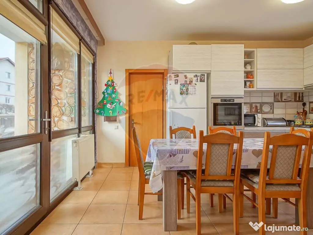 Casă / Vilă cu 4 camere de vânzare în zona Tractorul