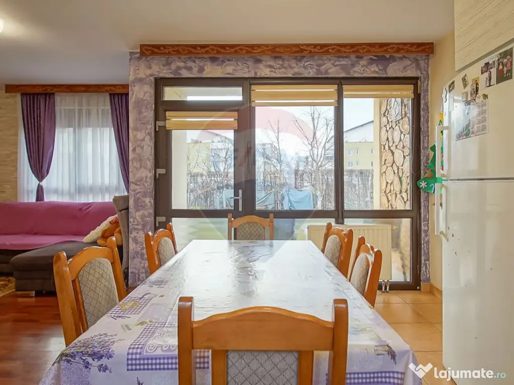 Casă / Vilă cu 4 camere de vânzare în zona Tractorul