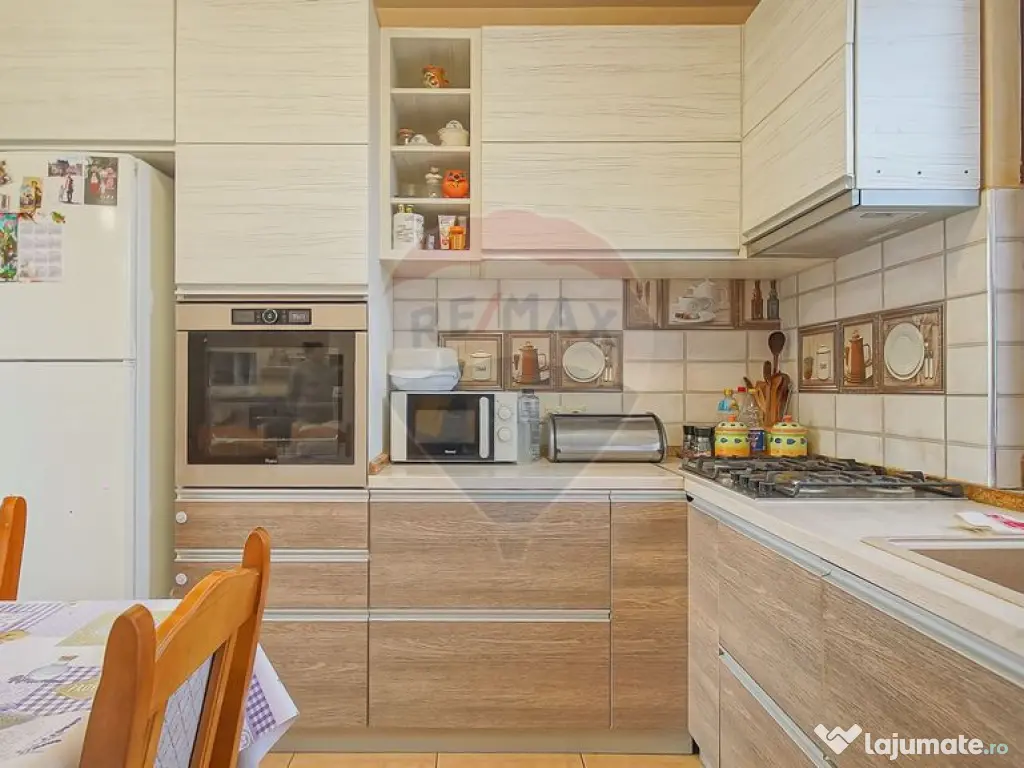 Casă / Vilă cu 4 camere de vânzare în zona Tractorul