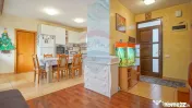 Casă / Vilă cu 4 camere de vânzare în zona Tractorul 