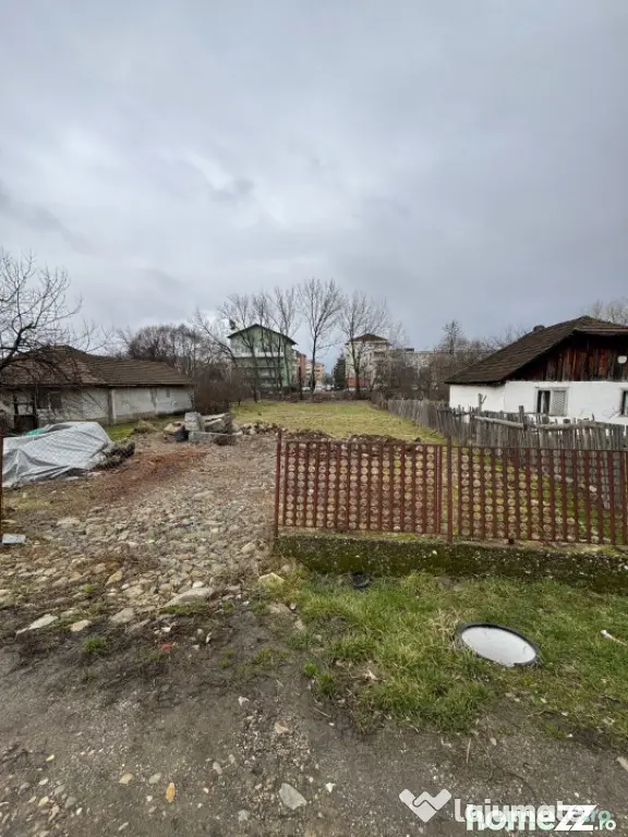 Teren 15 ari Păltinișului – zonă de case, dublu front s