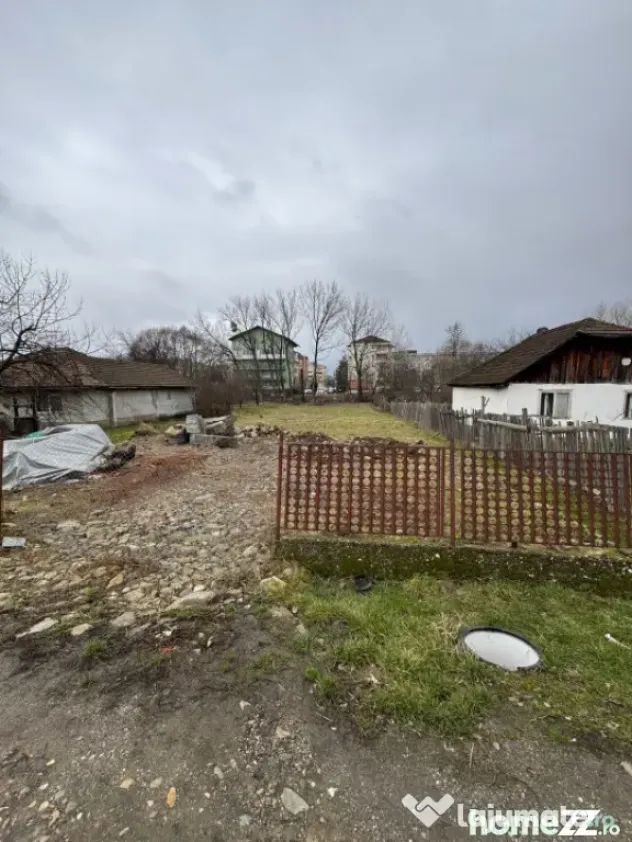 Teren 15 ari Păltinișului – zonă de case, dublu front s
