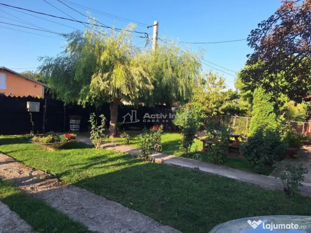 Casa, cocheta, situata pe o strada linistita, la 10 km de Pl