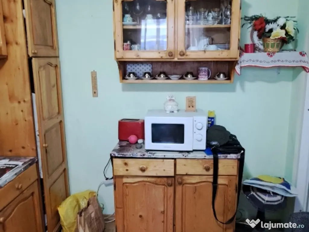 Vând apartament 3 camere în Beiuș central