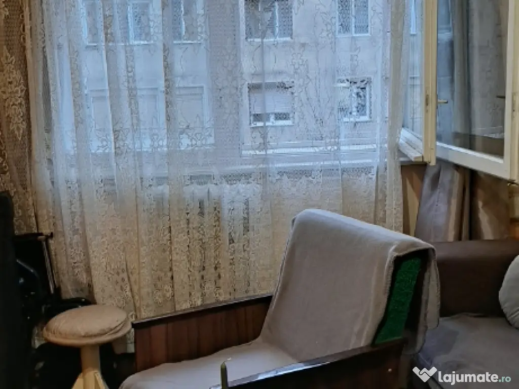 Vând apartament 3 camere în Beiuș central