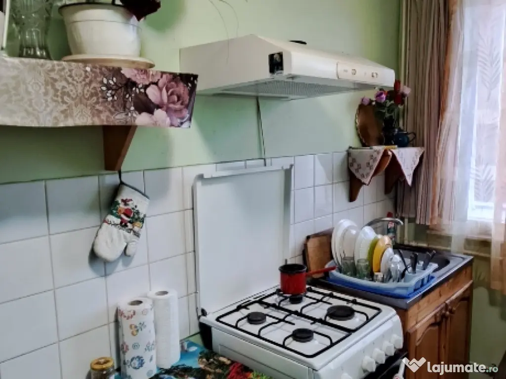 Vând apartament 3 camere în Beiuș central