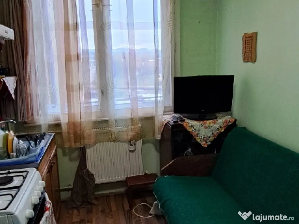 Vând apartament 3 camere în Beiuș central