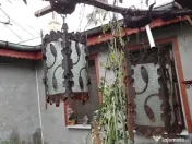 2 Lămpi aplicate din fier forjat cu lanț și sticla înflorată