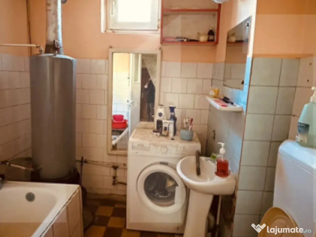 Apartament cu 3 camere si balcon, decoamandat, spatios si ca