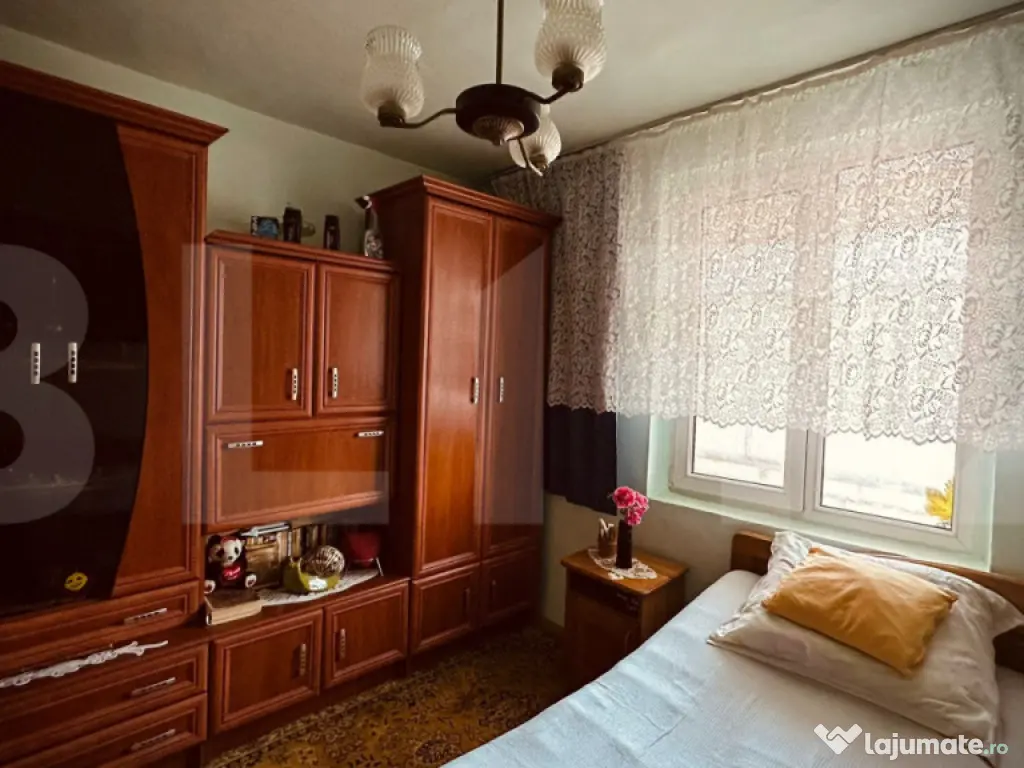 Apartament cu 3 camere si balcon, decoamandat, spatios si ca