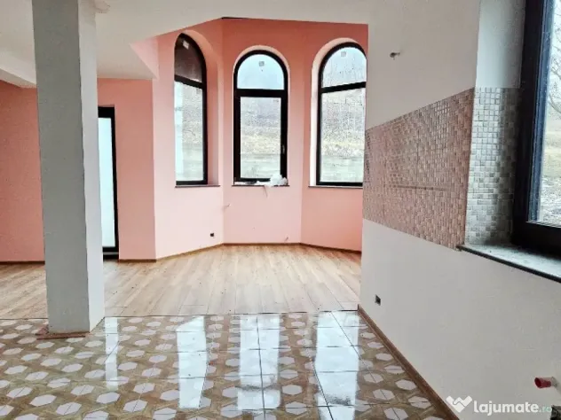 Vila cocheta,beci si livada,cadru natural intim,atractiv,zona Ciritei